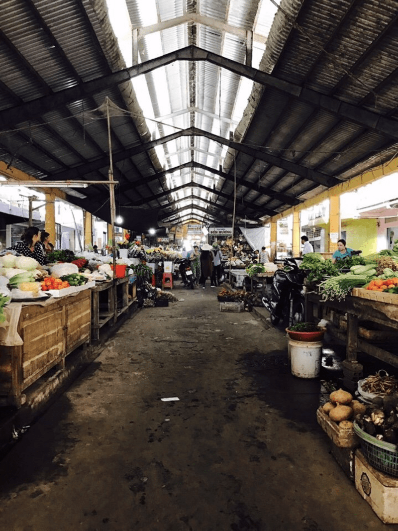 Khu vực bán rau củ quả bên trong chợ Tân Châu 