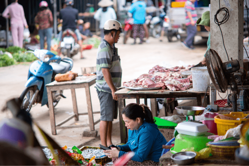 Khu vực bán thịt cá và rau củ tại chợ Suối Dây
