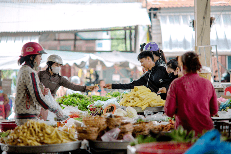 Khu vực bán đồ khô, rau củ trong chợ 