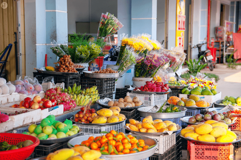 Một gian hàng bán hoa quả tươi trong chợ Suối Dây