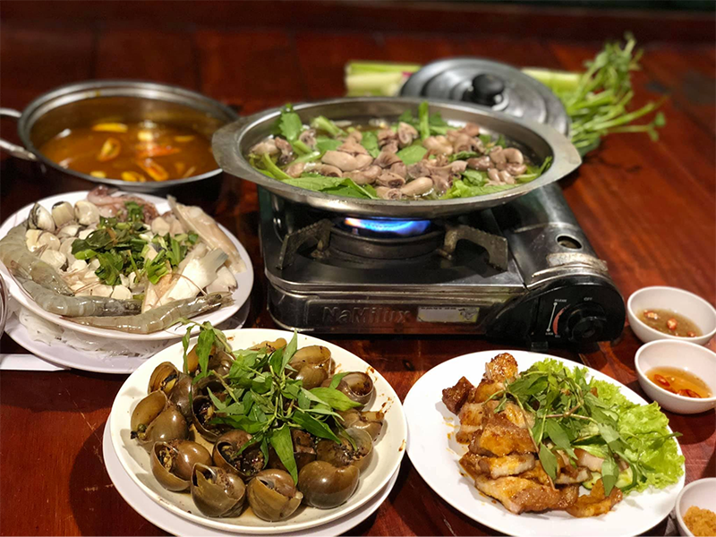 Các món lẩu cũng được nhiều du khách yêu cầu khi thưởng thức bữa ăn tại nhà hàng Long Trung