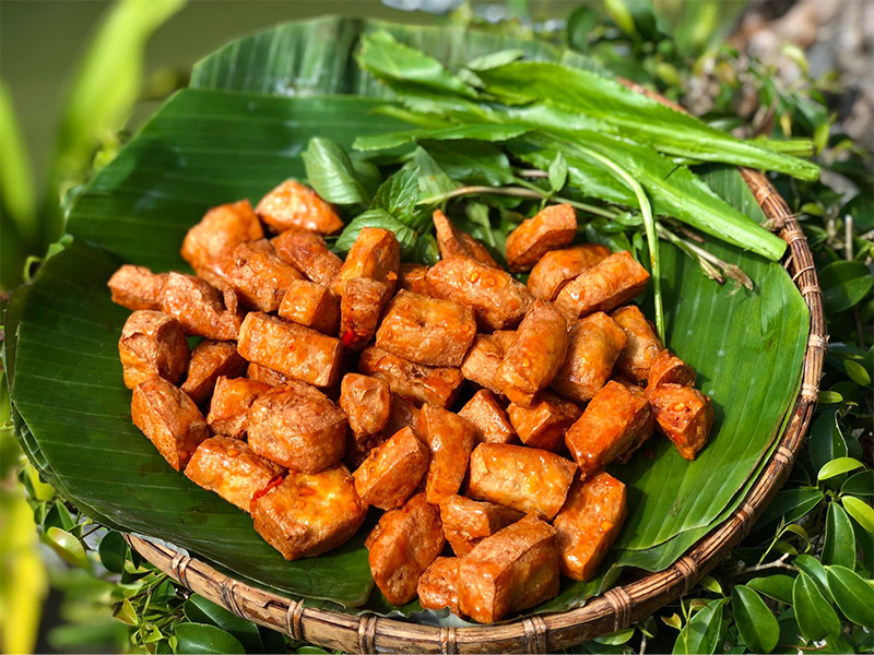 Cận cảnh món đậu rán giòn rụm thơm ngon được phục vụ tại khu du lịch Long Trung Tây Ninh