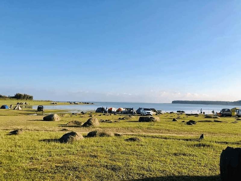 Bãi đá trứng là bãi cỏ xanh rộng với những tảng đá gồ ghề rải nằm rải rác ven khu du lịch hồ Dầu Tiếng Tây Ninh