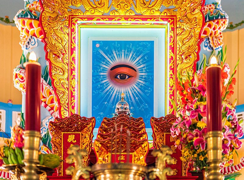 Ban thờ theo đạo Cao Đài  - tôn giáo lớn ở Tây Ninh