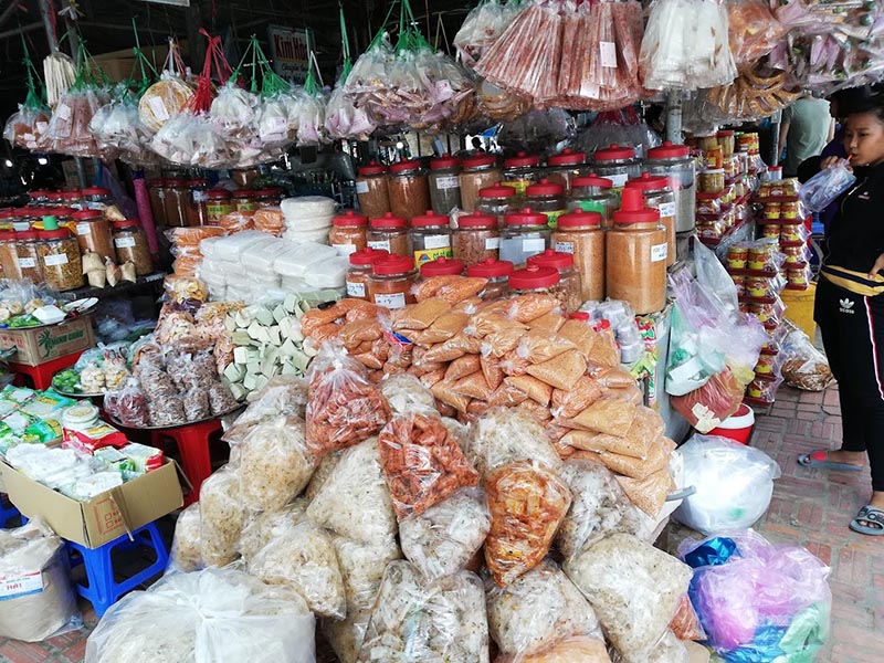 Các loại bánh tráng và muối ớt đặc sản Tây Ninh tại chợ Long Hoa ở Tây Ninh