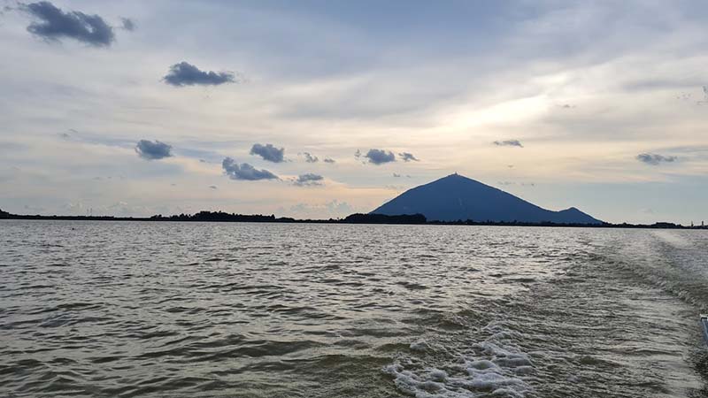 Cảnh núi Bà Đen như hoà với mấy trời nhìn từ đảo Nhím trên hồ Dầu Tiếng 