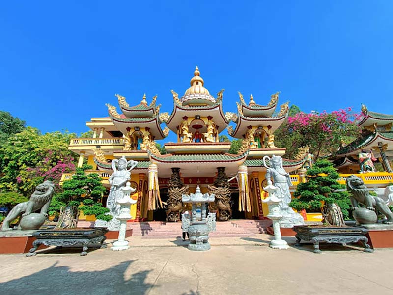 Kiến trúc chùa tháp ấn tượng tại khu vực chính điện chùa Thái Sơn - núi Cậu