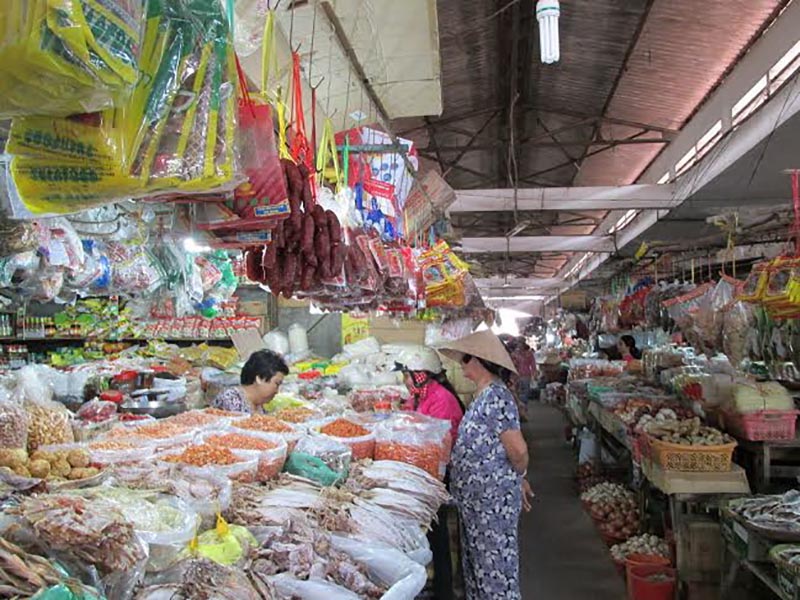 Chợ Long Hoa là khu chợ lớn nhất Tây Ninh, luôn tấp nập giao thương