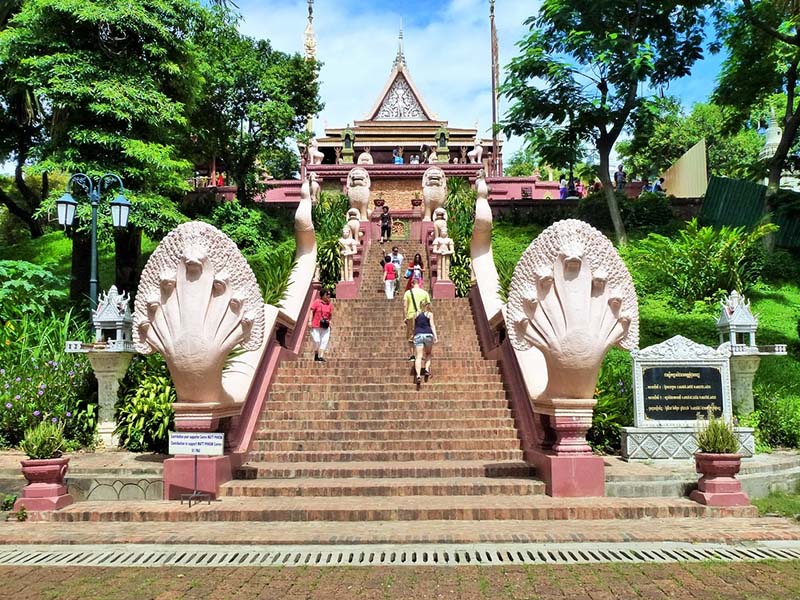 Du khách có thể tham quan chùa Wat Phnom tại thủ đô Phnôm Pênh - Campuchia