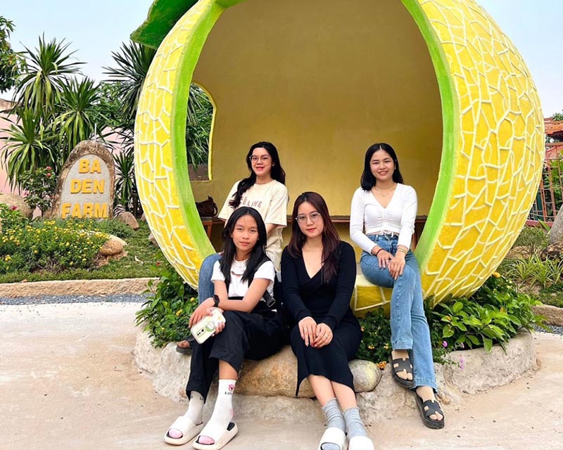 Nhóm du khách nữ chụp hình tại vườn dưa lưới Tây Ninh nổi tiếng - Nhà hàng BaDen Farm