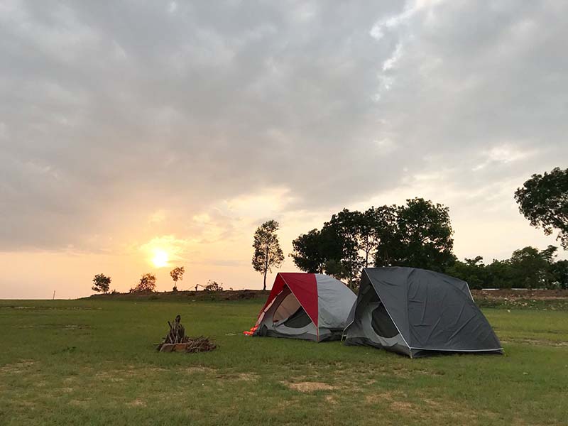 Du khách có thể mang lều có sẵn hoặc thuê khi tới hồ Dầu Tiếng