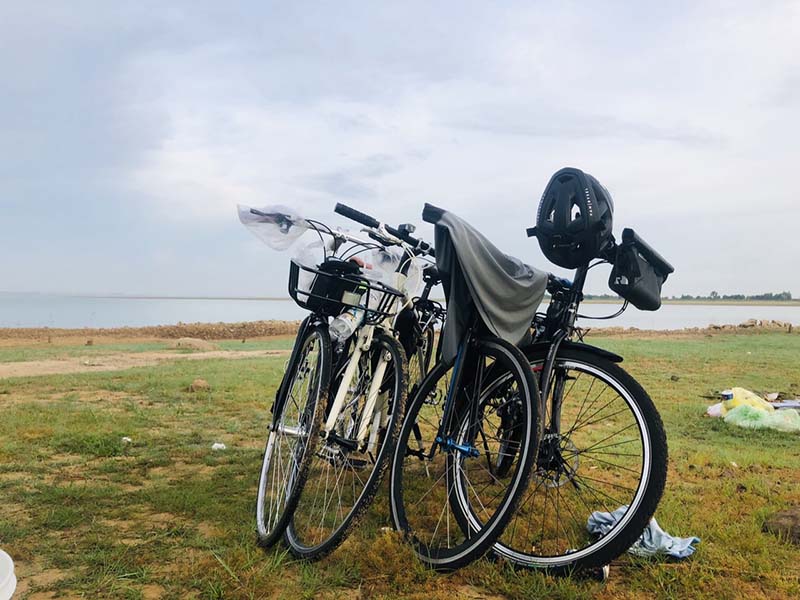 Một số du khách phượt xe đạp tới hồ Dầu Tiếng