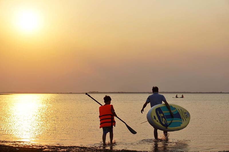 Chèo sup trên mặt hồ cũng là hoạt động giải trí khi tới du lịch hồ Dầu Tiếng Tây Ninh