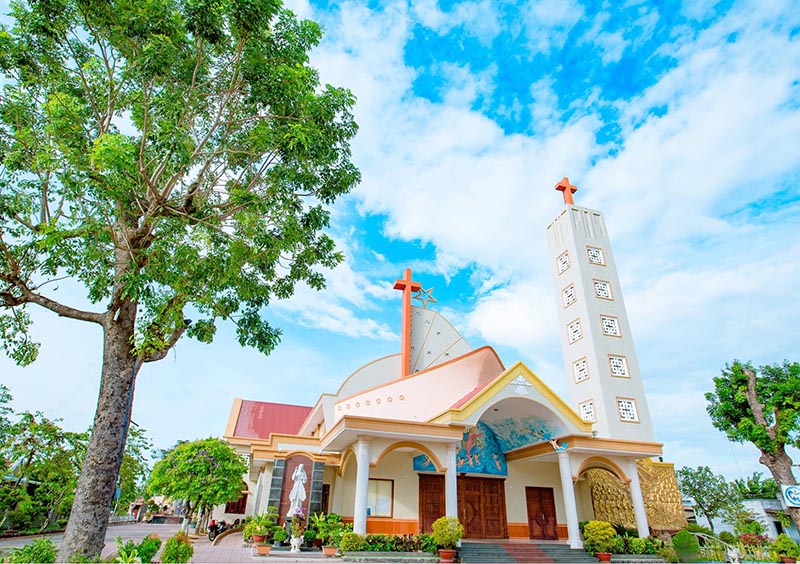 Kiến trúc độc đảo của nhà thờ giáo xứ Phong Cốc nhìn từ bên ngoài