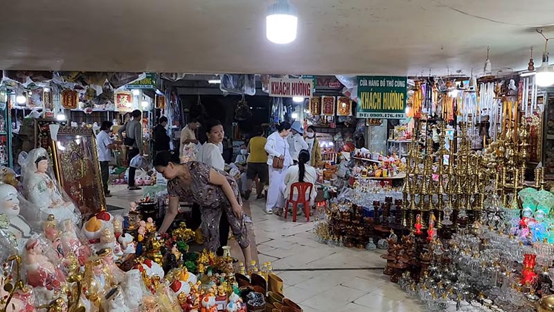 Khu vực bán đồ thờ cúng trong chợ Long Hoa