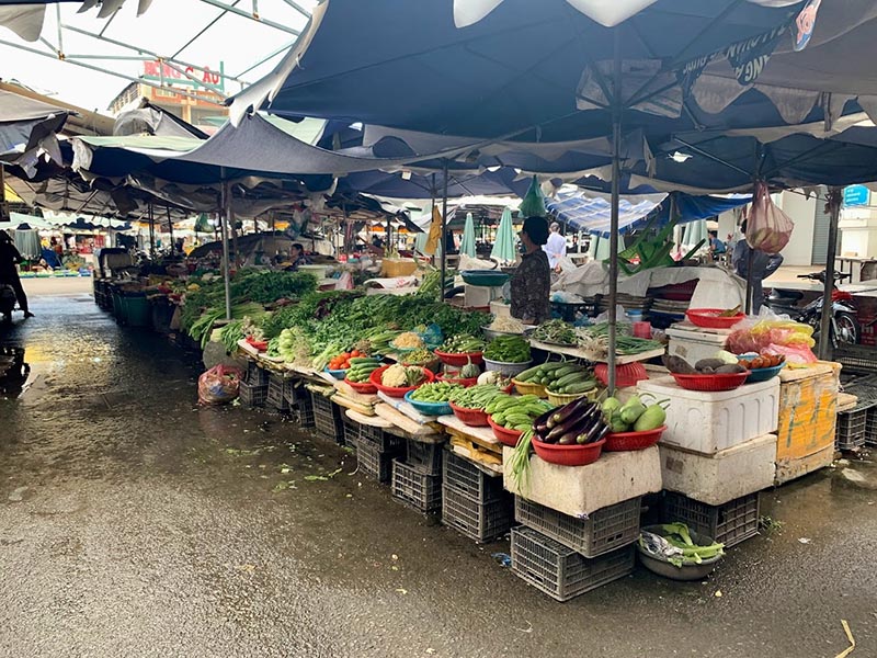Khu vực bán rau củ và trái cây trong chợ Long Hoa