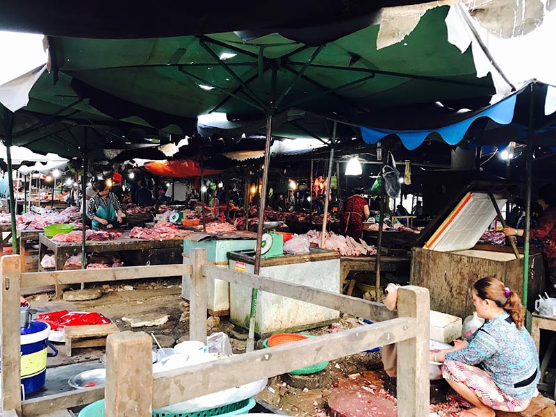 Khu vực bán thịt cá tại chợ Long Hoa
