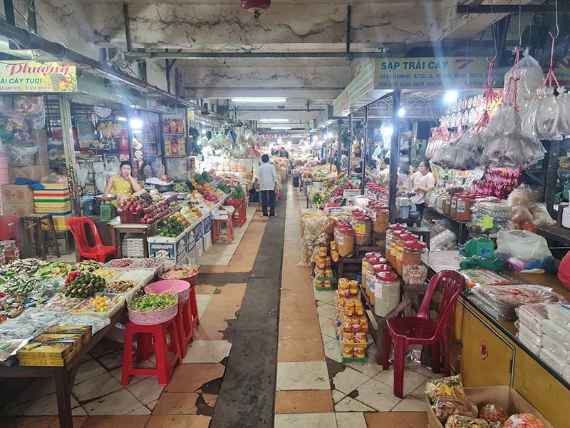 Khu vực bán trái cây và đồ khô trong chợ Long Hoa Tây Ninh