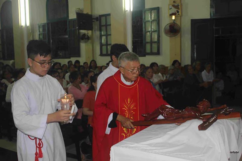 Linh mục cử hành Thánh lễ tưởng niệm cuộc Thương Khó của Chúa 