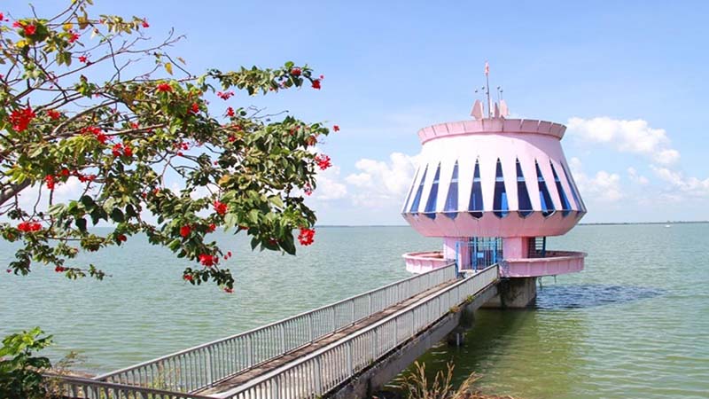 Ngọn hải đăng màu hồng nổi bật xây dựng bên hồ Dầu Tiếng 