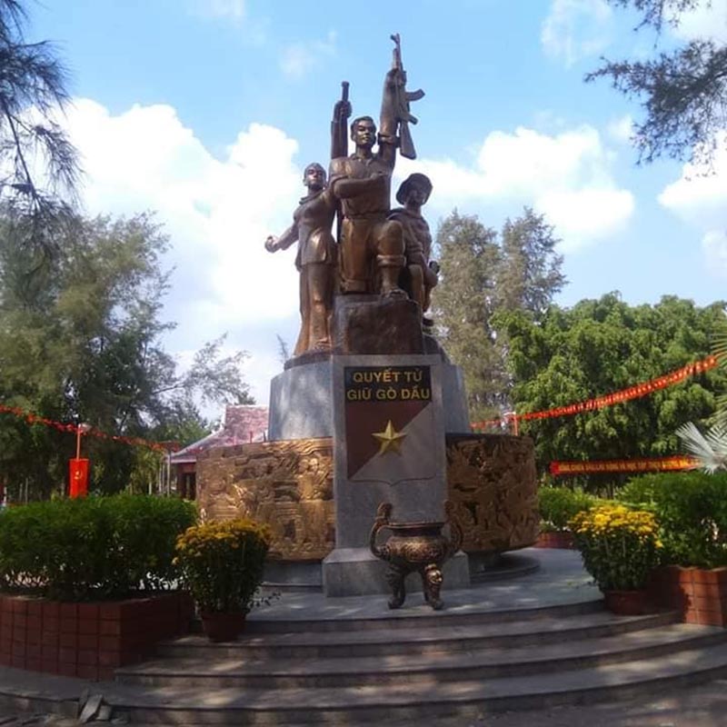 Tượng đài tưởng niệm các anh hùng năm xưa tại Căn cứ Lõm vùng ruột Gò Dầu 