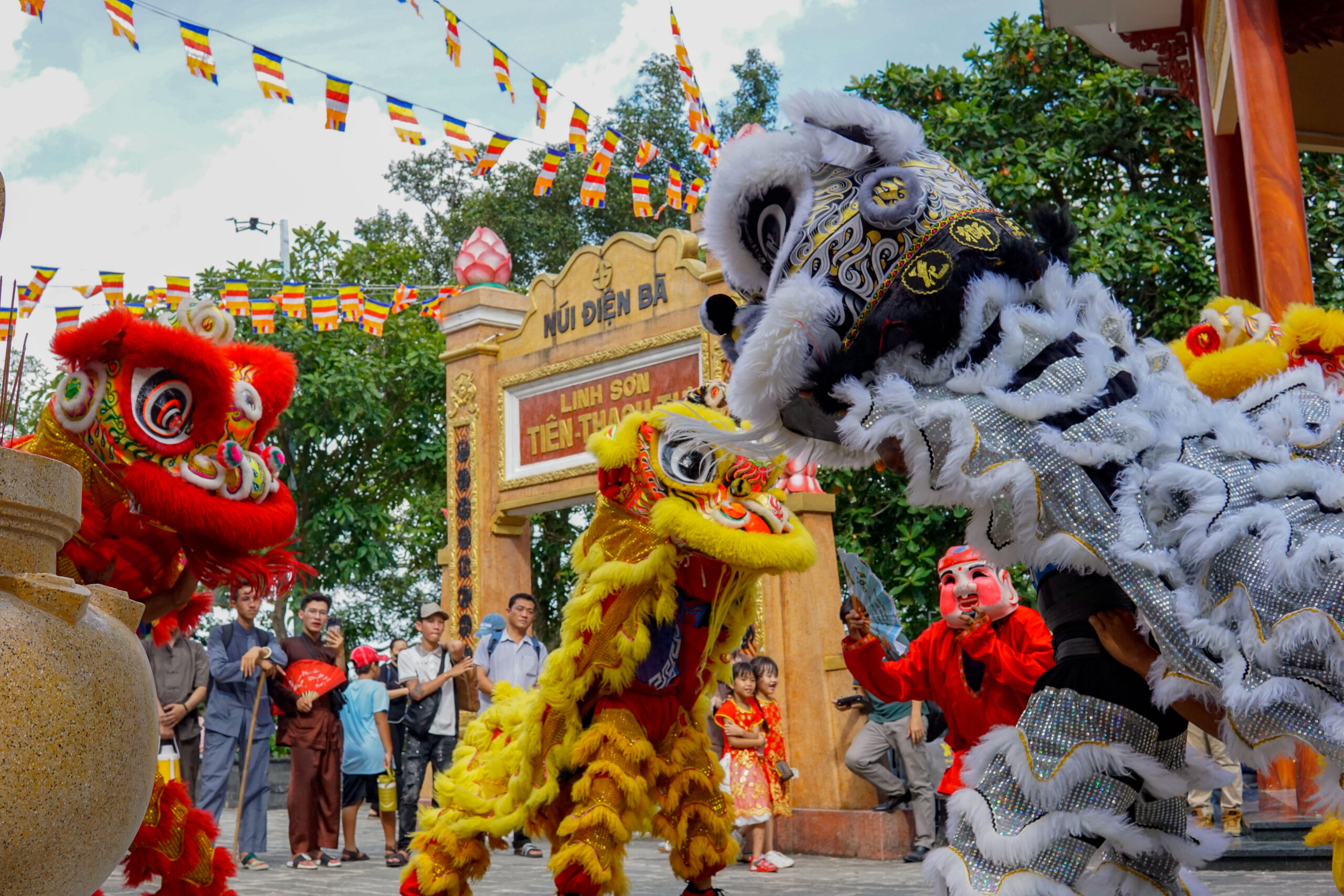 Lễ Vía Bà Múa Lân